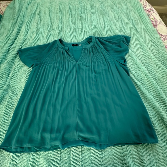 Tahari Turquoise Flutter Sleeve Blouse with Pleated Details 2x - Picture 6 of 11